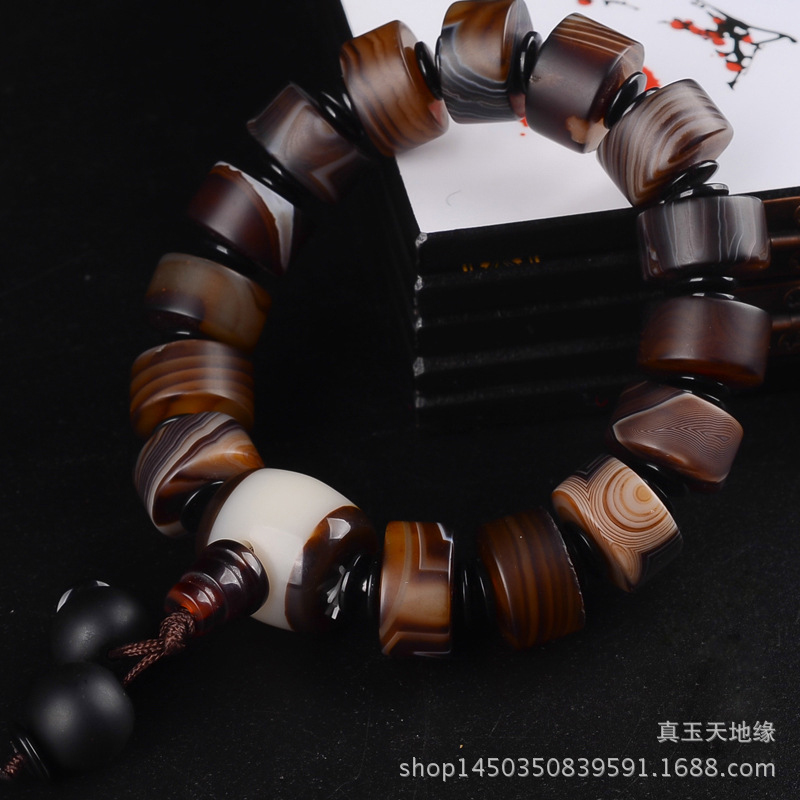 Ethnic Fashion Way - สร้อยข้อมือไหมแบบวงเดียวสามทางสำหรับผู้ชายและผู้หญิง ดีไซน์ทันสมัยจาก Agate